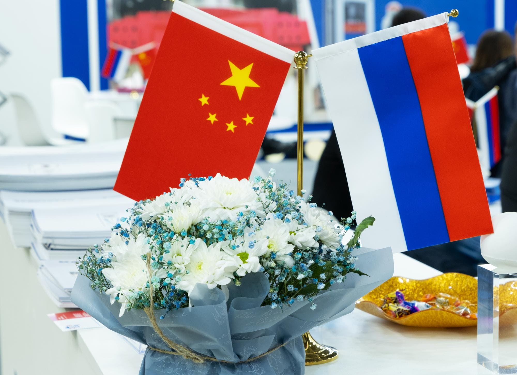 Как поздравить российского партнёра с праздником: готовые фразы на русском